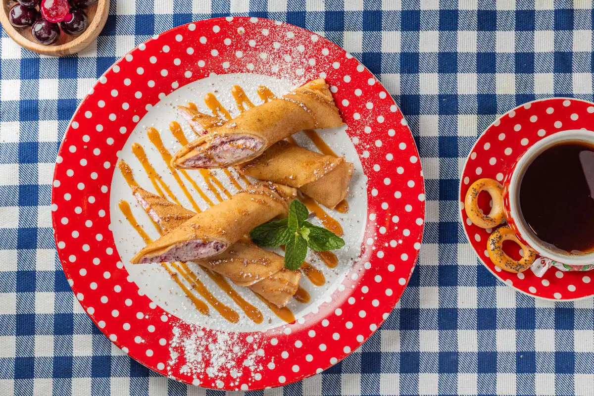 Блины с творогом, вишней и соленой карамелью