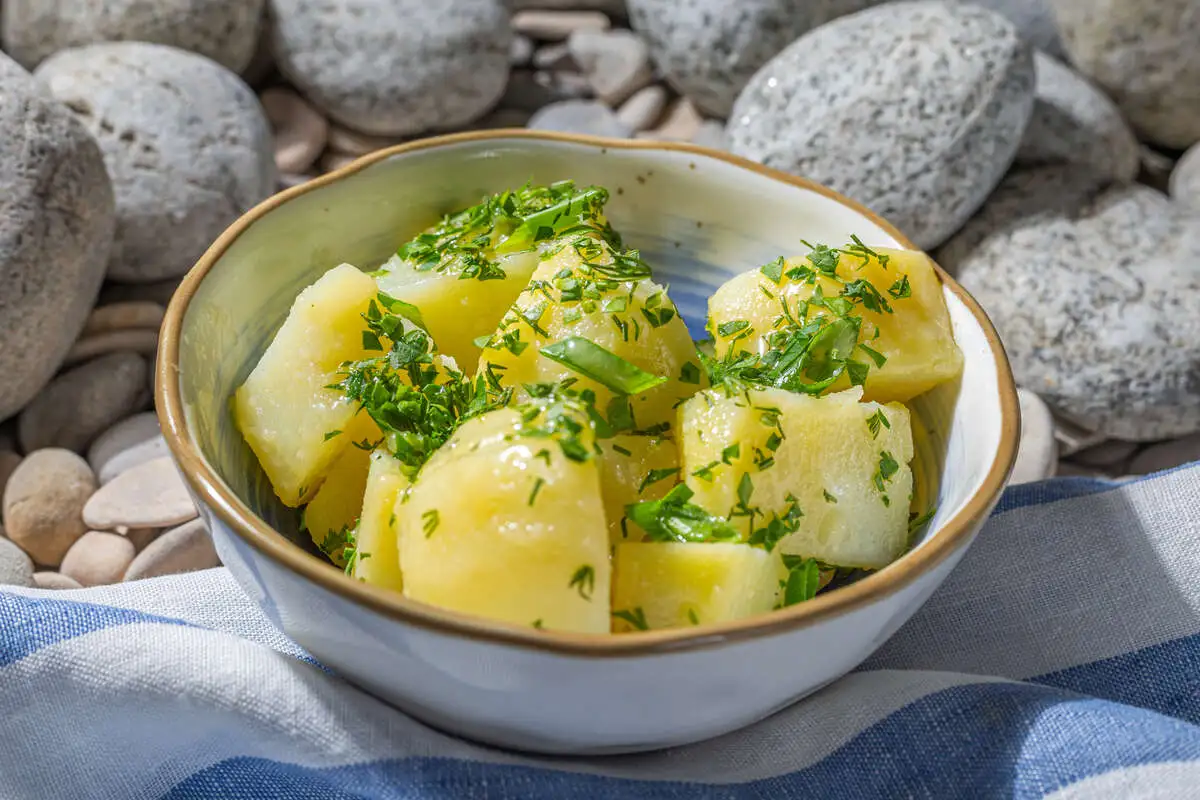 Отварной картофель с кахетинским маслом и зеленью