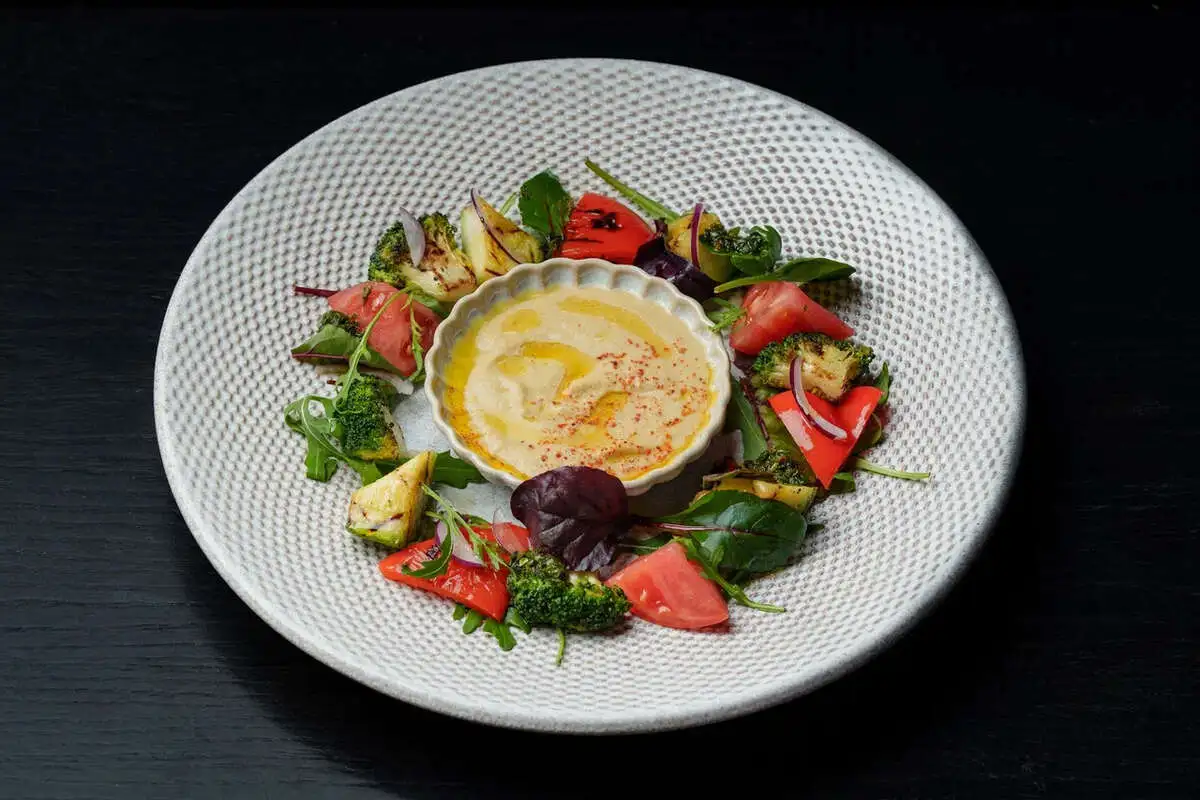 Пост Теплый салат с овощами гриль, соус из нута 165/40 гр.