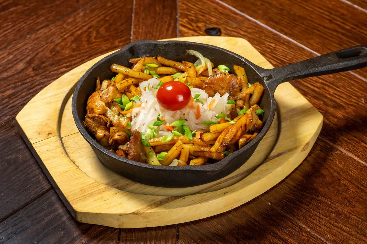 Жареная картошка с лисичками и квашеной капустой