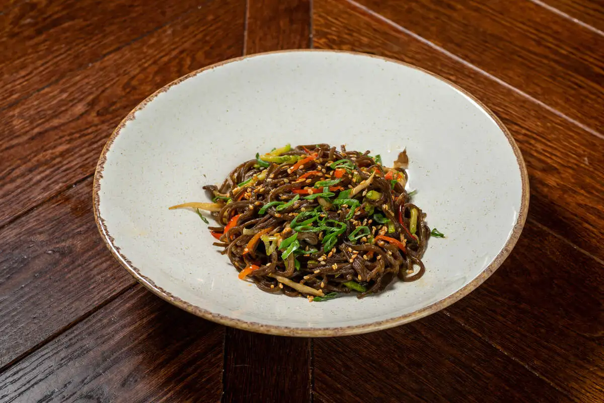 Соба с овощами и устричным соусом 