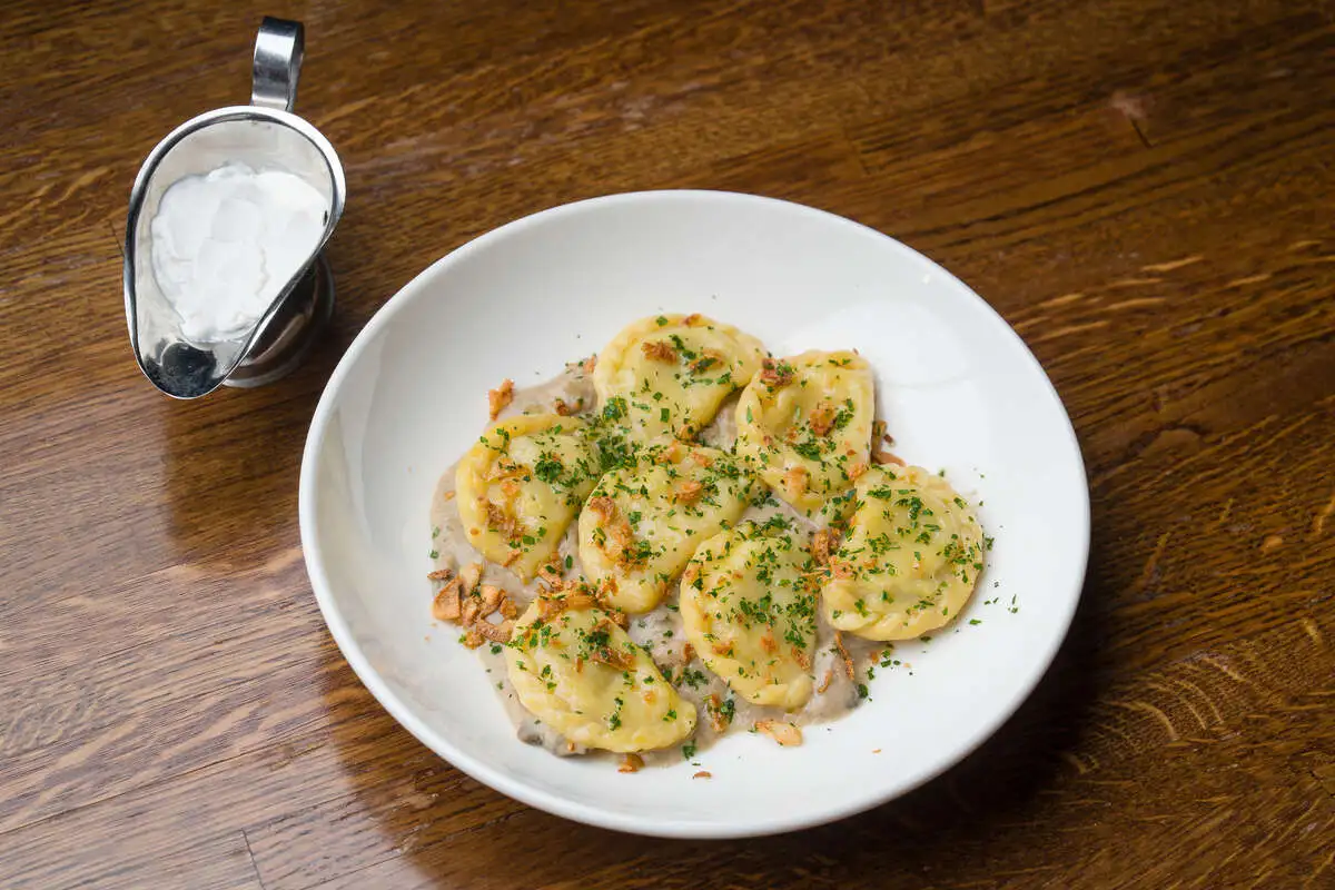 Вареники с печеным картофелем и грибным соусом