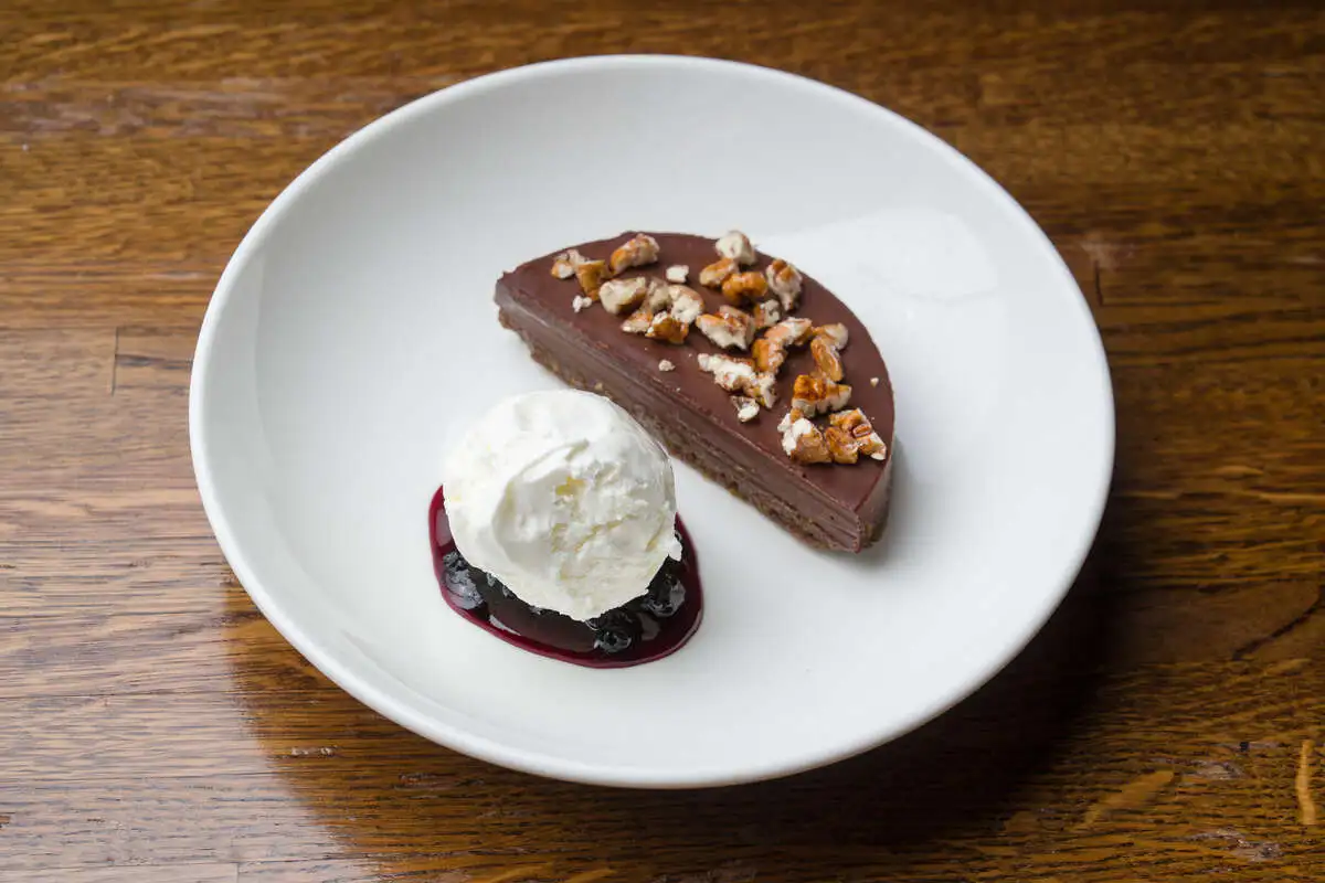 Шоколадный чизкейк с кокосовым мороженым