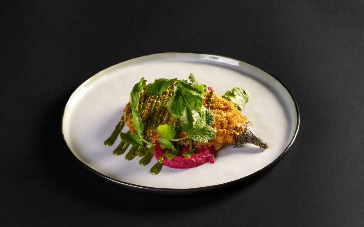 Крем из свеклы с баклажаном и соусом из кинзы с фисташкой