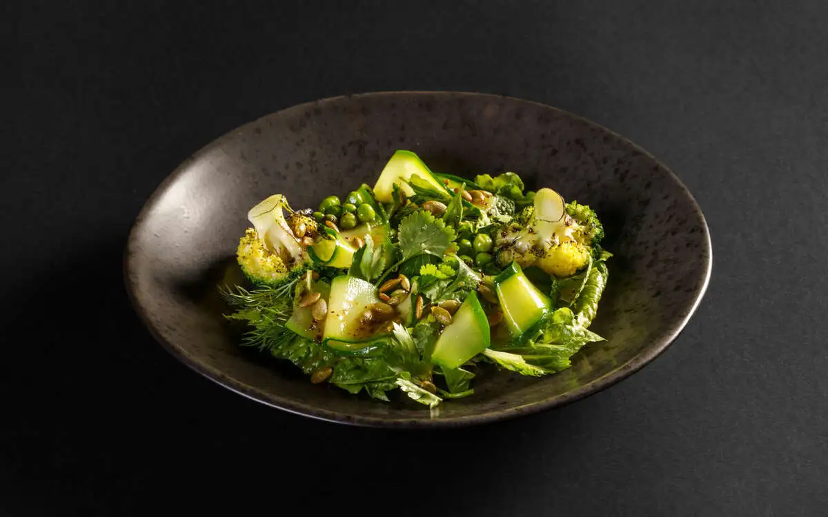 Зеленый салат с цукини и брокколи 