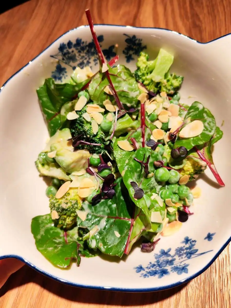 Зеленый салат с брокколи в ореховом соусе