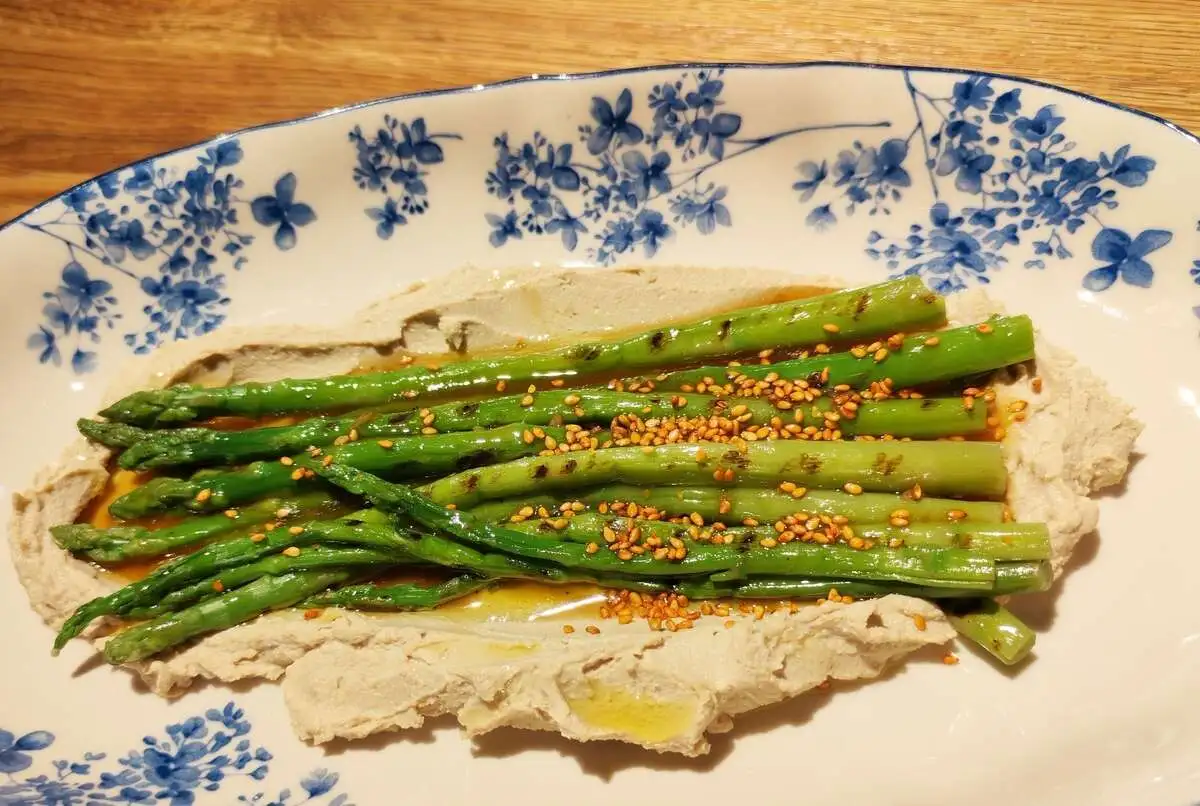 Спаржа гриль с кремом из тофу с орехами