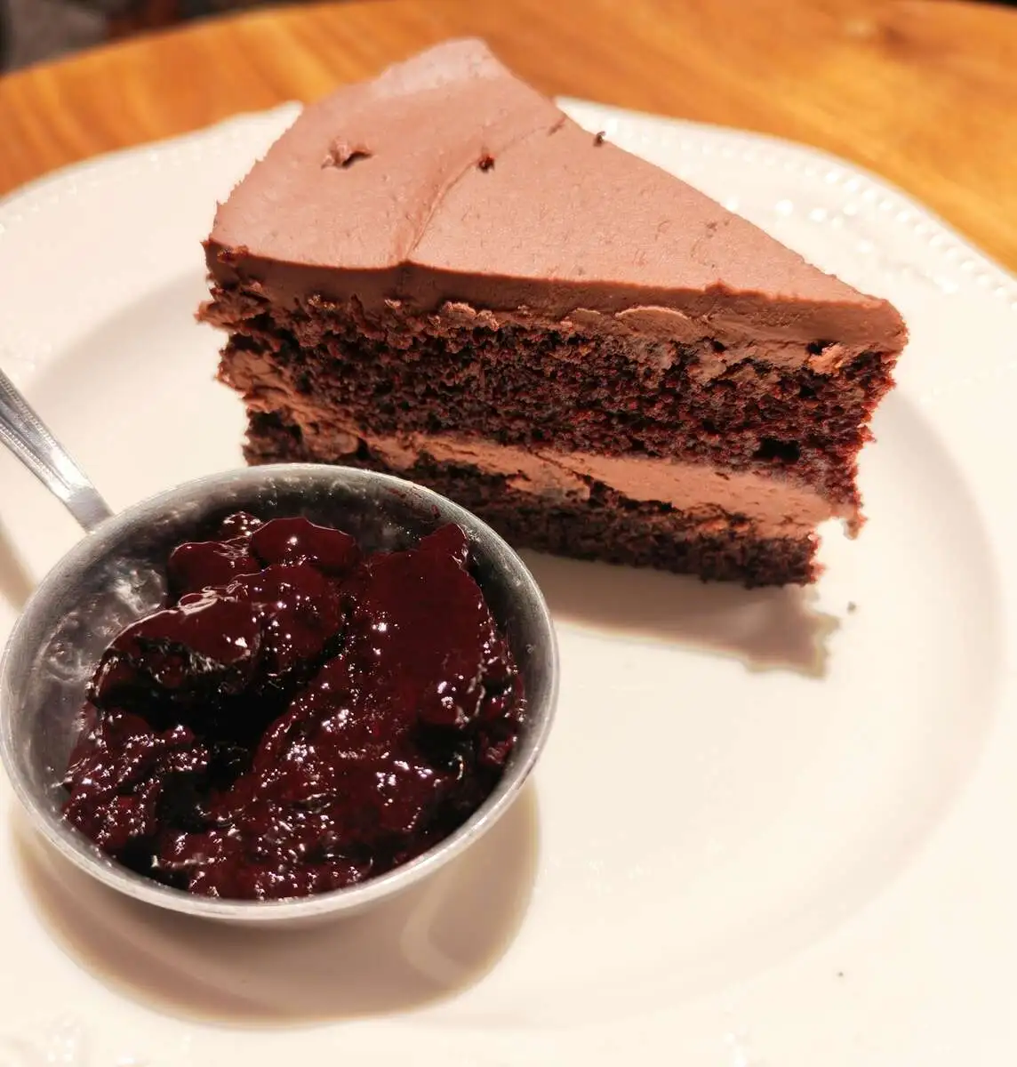  Шоколадный торт с черничным вареньем