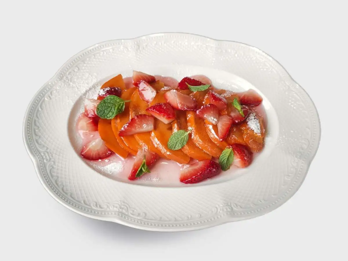 Хурма с карамельным сиропом и клубникой