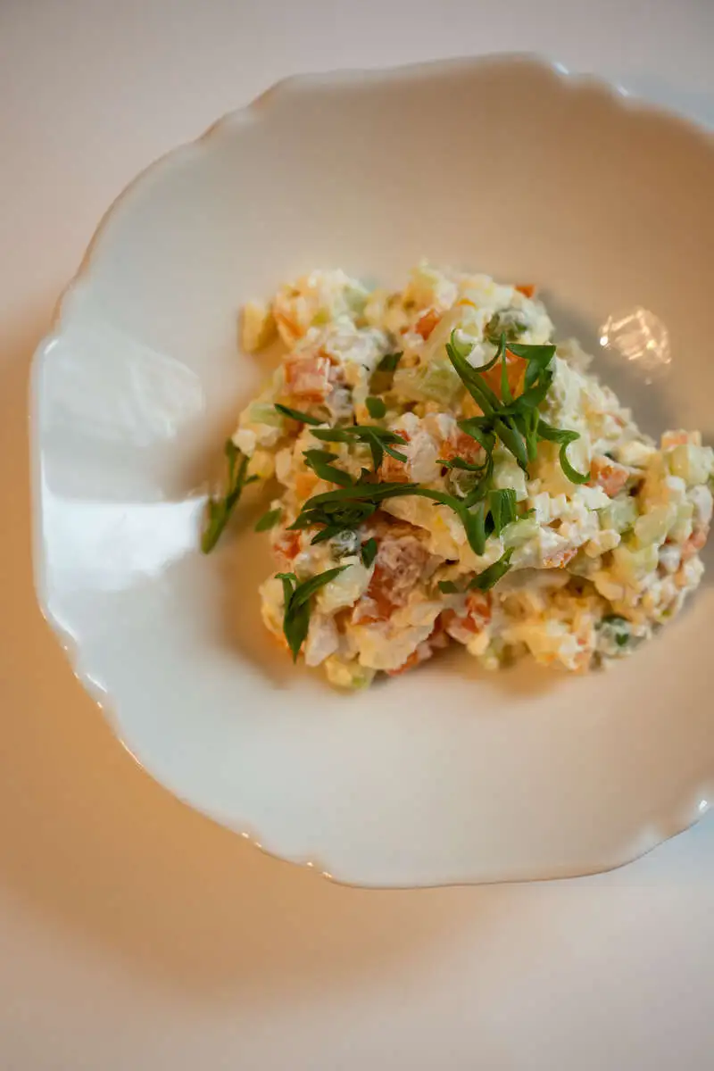 ЛАНЧ САЛАТ СТОЛИЧНЫЙ С КУРИЦЕЙ