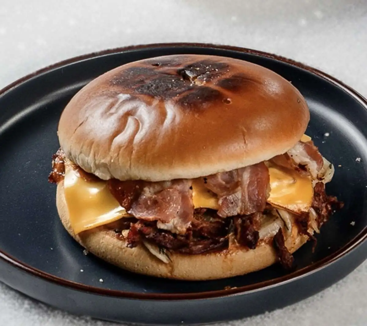 Бургер с томлеными щечками