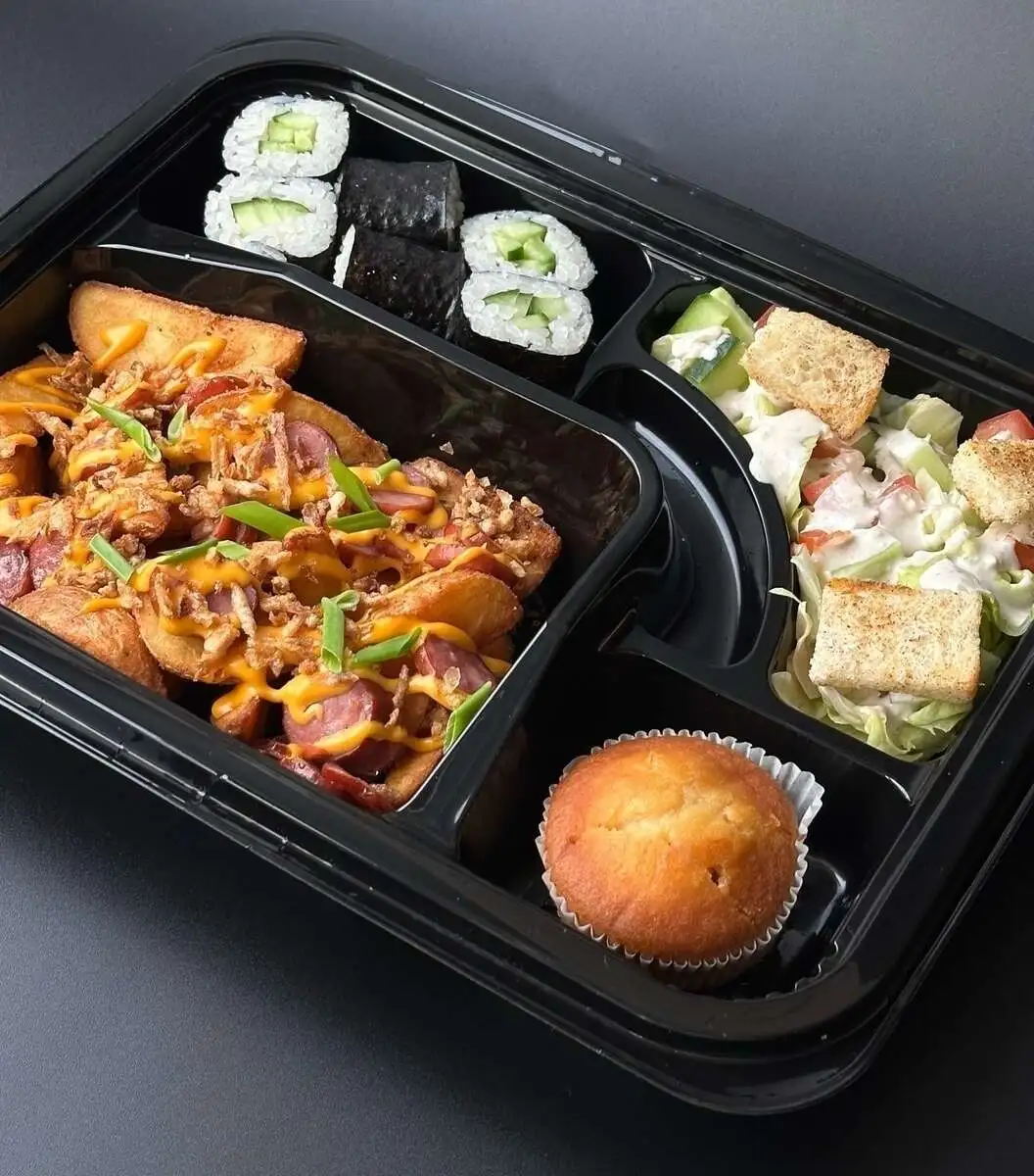 Бенто №2 с колбасками и картофелем