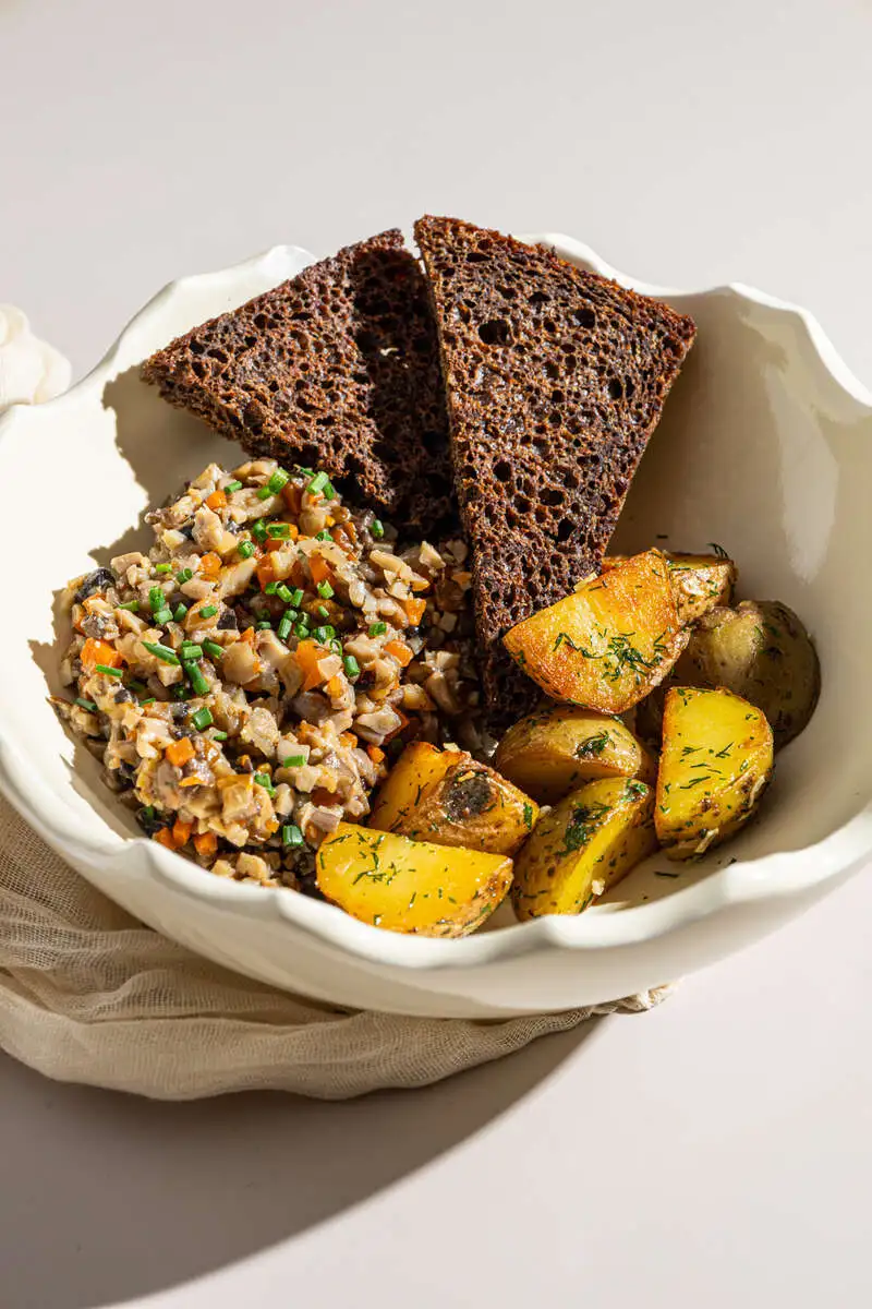 Грибная икра с тостами и бэби картофелем