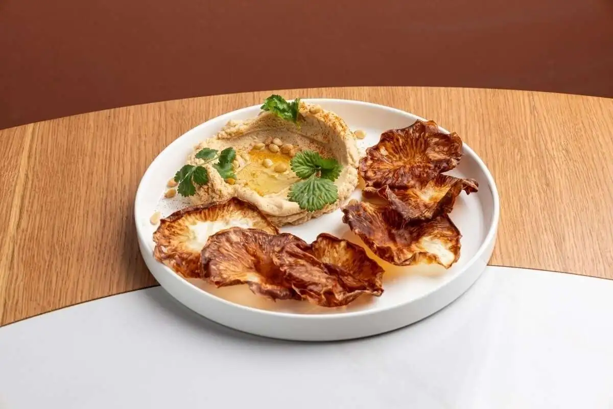 Хумус из чечевицы, чипсы из сельдерея