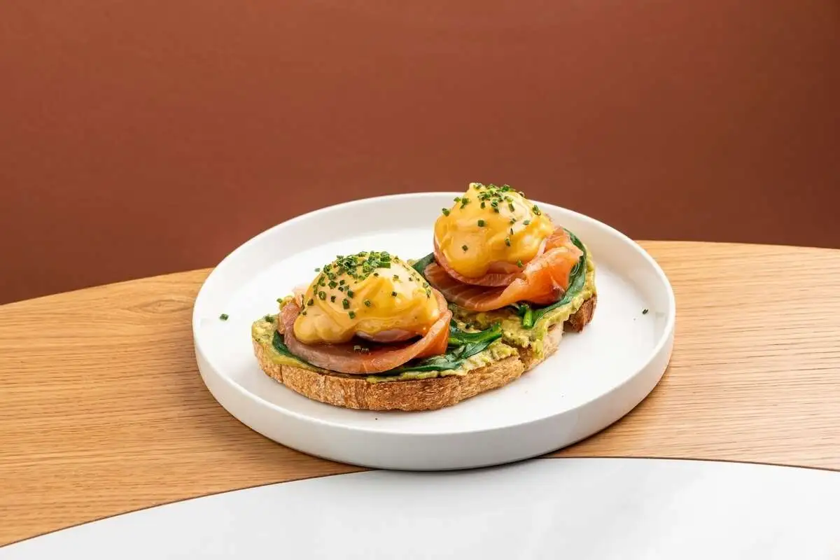 Рояль с форелью и авокадо