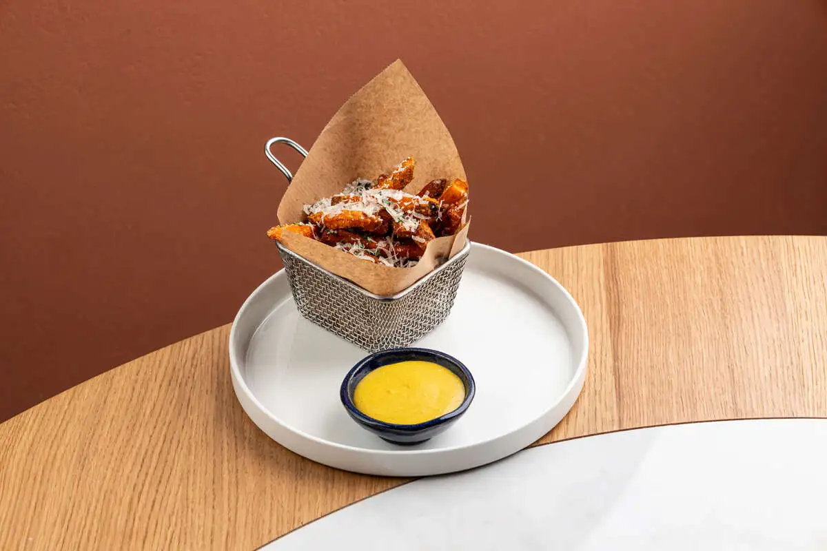 Батат фри с соусом манго-майо