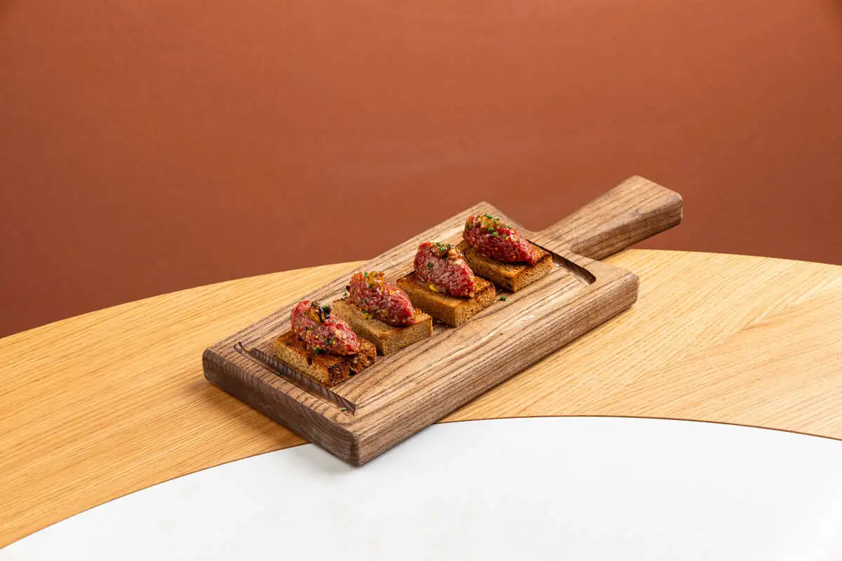 Тартар говядина, медовый хлеб, горчичный майо