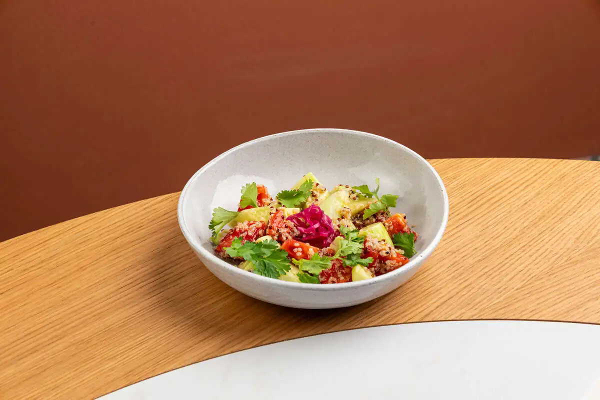 Авокадо, помидоры, огурец, киноа