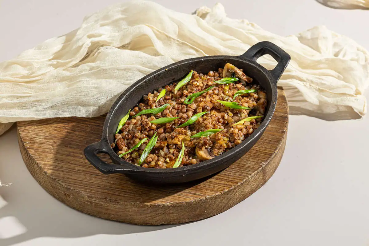 Гречневая каша с белыми грибами и шампиньонами