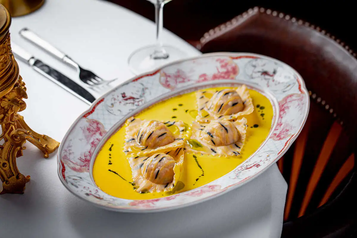 Равиоли с лососем, сливочный соус, шафран