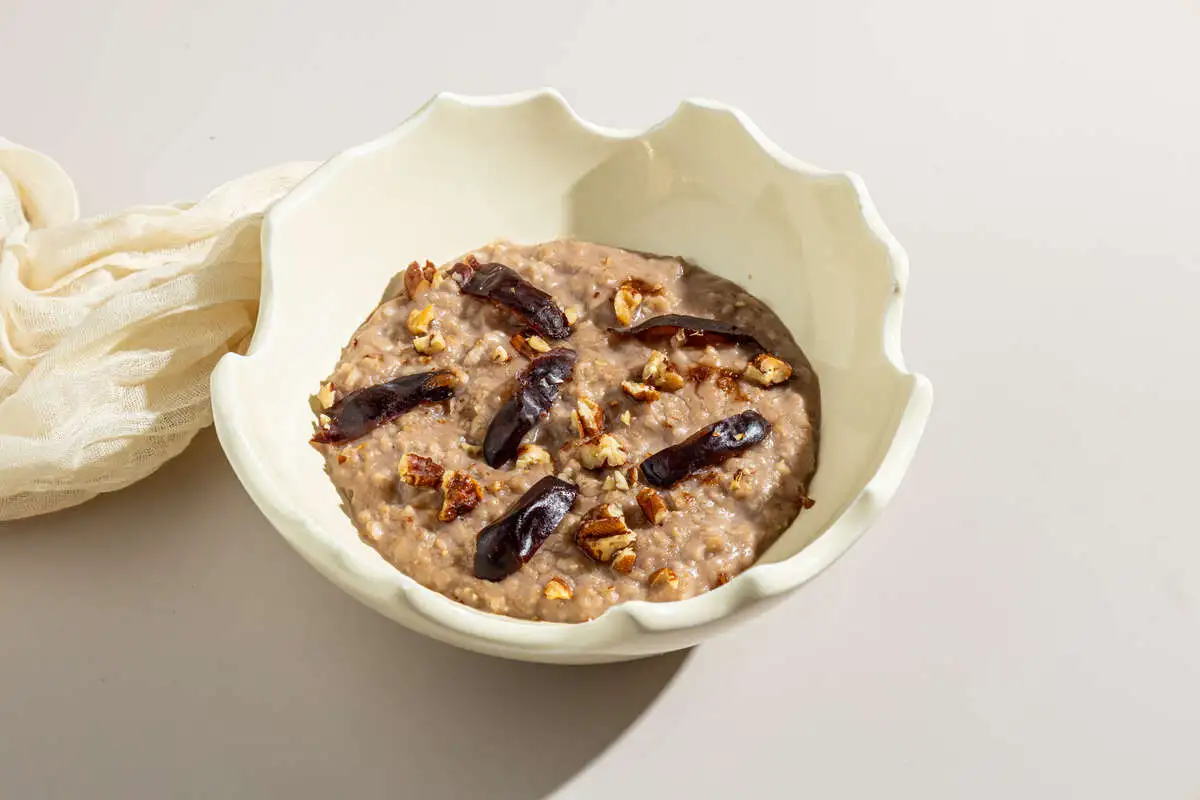 Каша овсяная с финиками