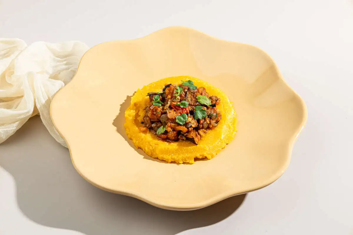 Полента с овощами и чечевицей