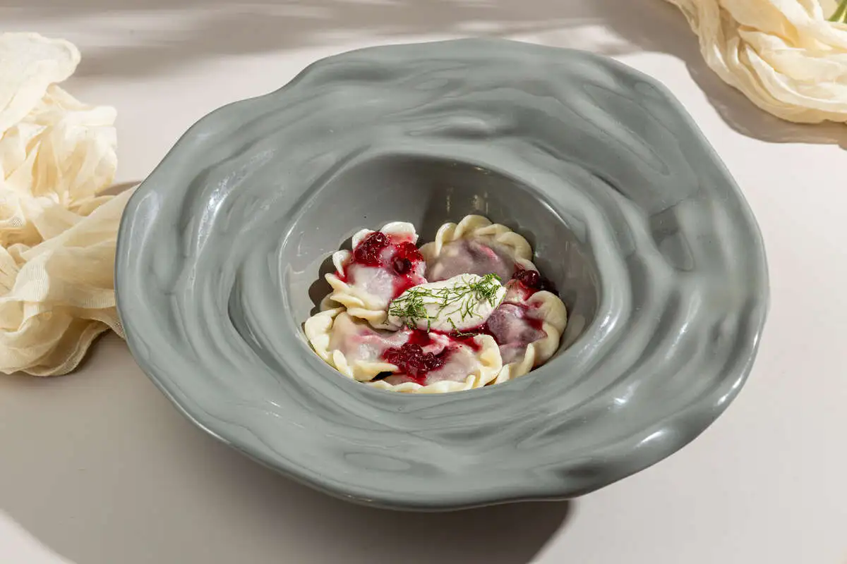 Вареники с брусникой, вареньем и постной сметаной