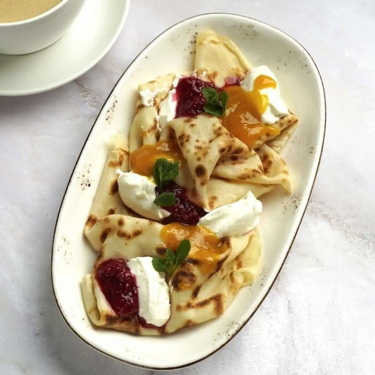 Блинчики с манго, крем-чиз и малиной