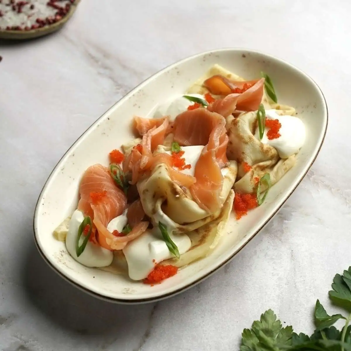 Блинчики с лососем и сырным соусом