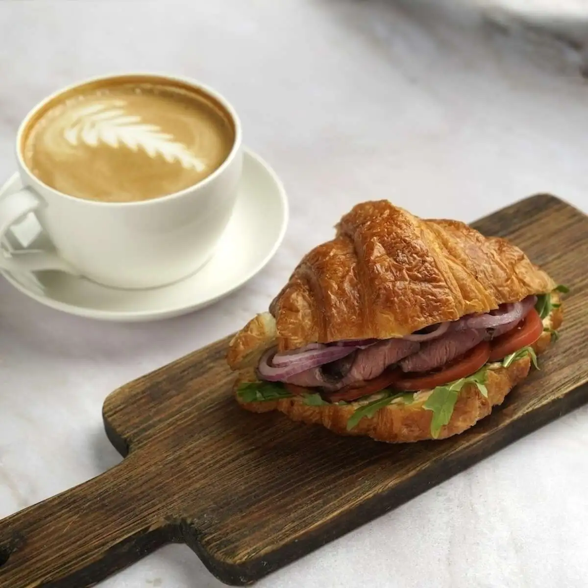 Круассан с ростбифом и латте