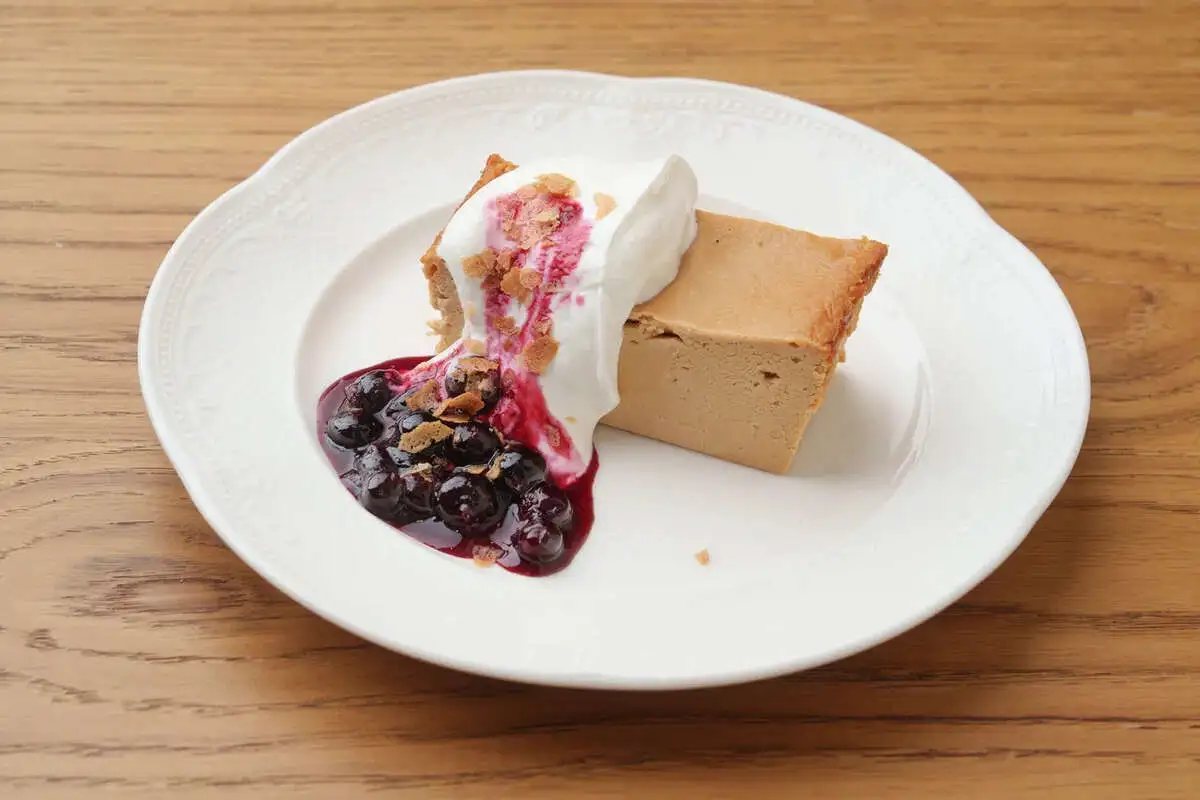 Запеканка из красного творога, сметана, смородина