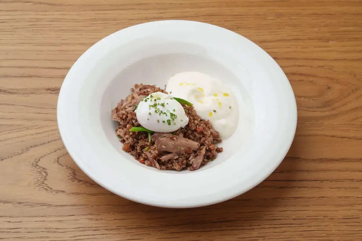 Гречка с томленой уткой, яйцо пашот, мусс пармезан