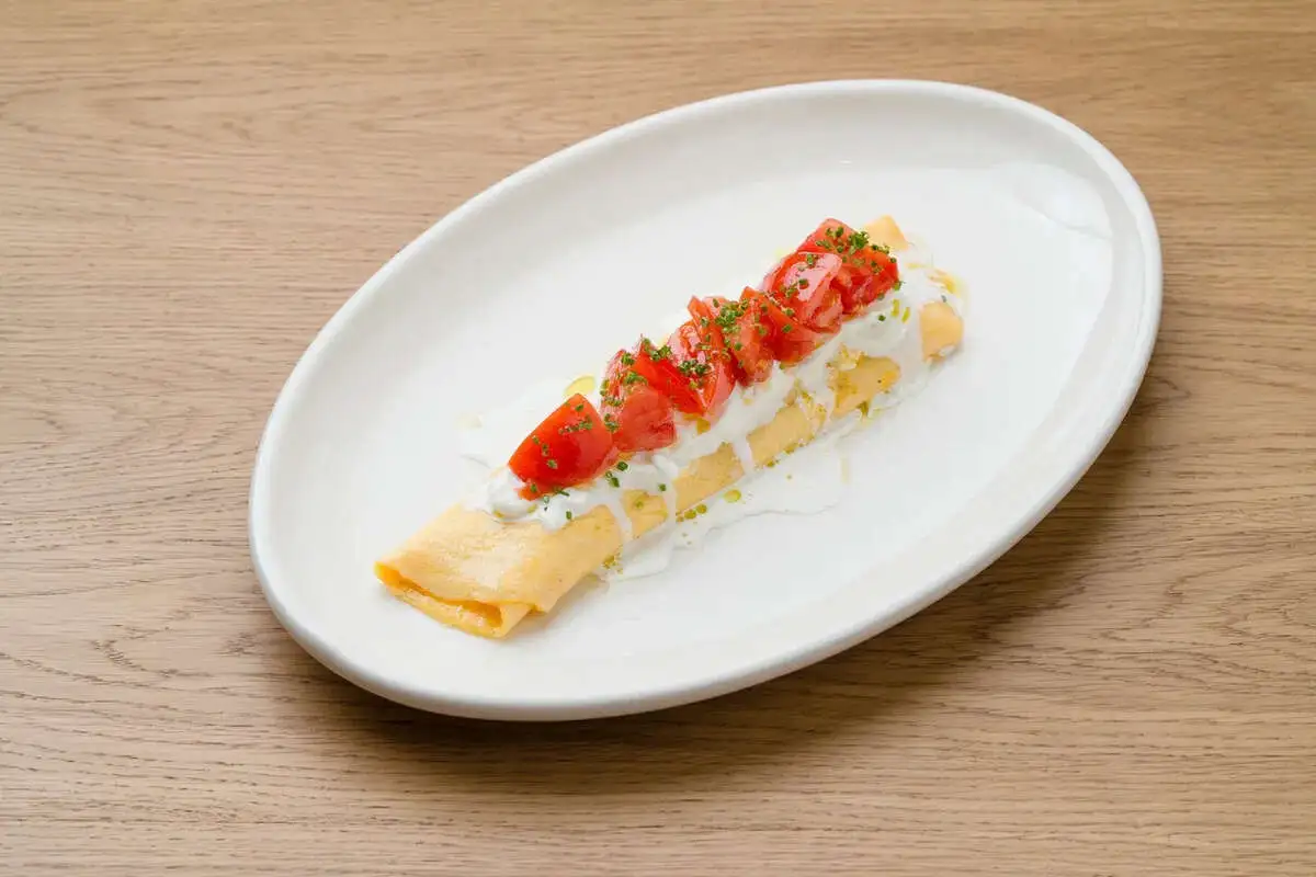 Французский омлет, томаты, страчателла