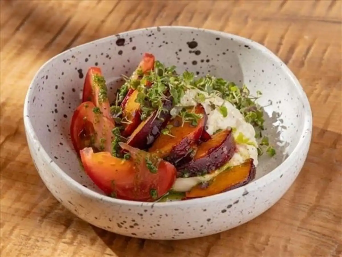 Фермерская страчателла из молока джерсейских коров, подается с хурмой