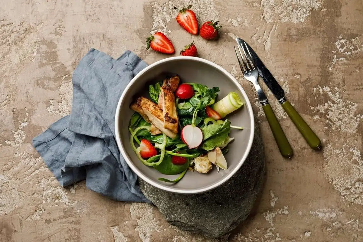 Салат с цыпленком