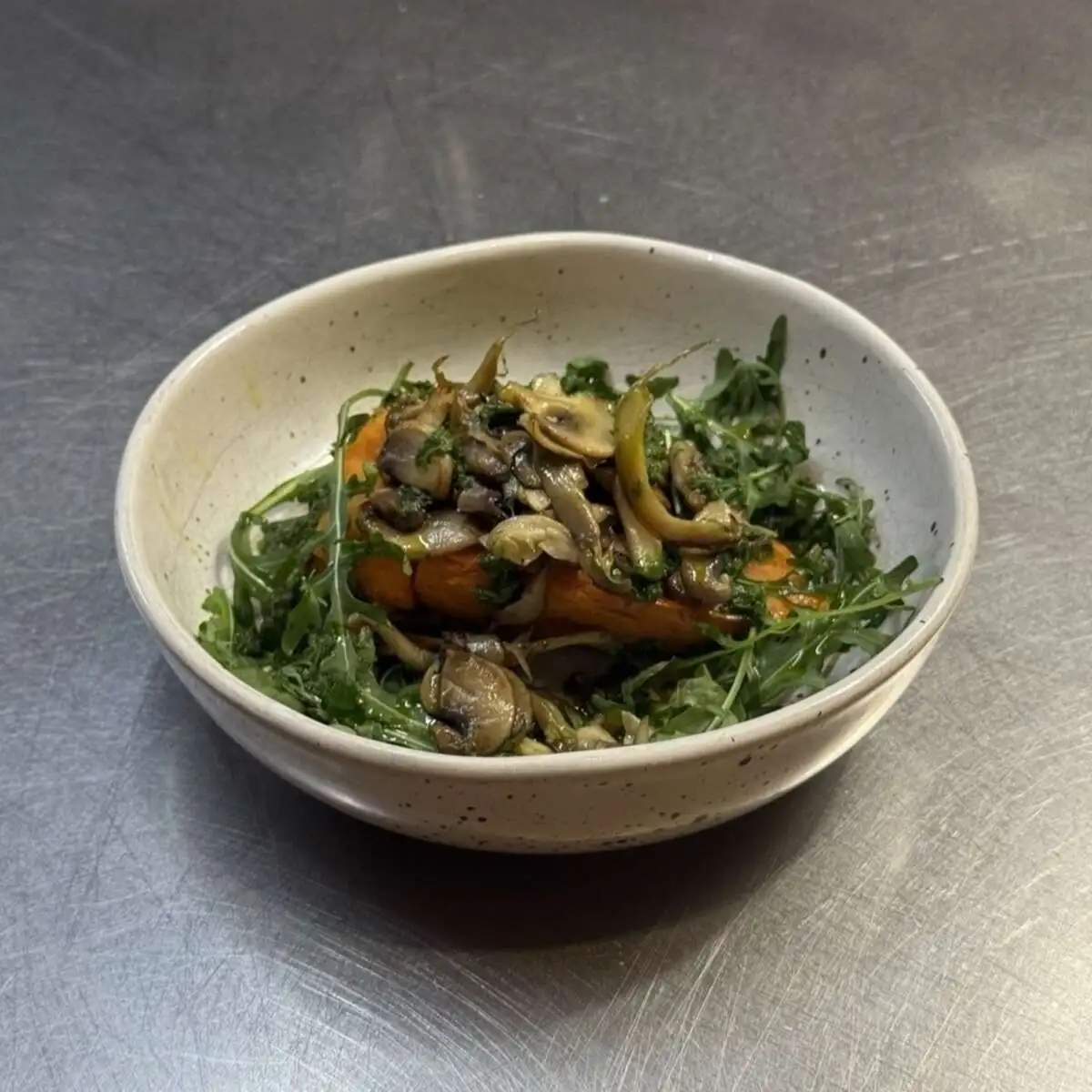 Запеченный батат с песто и грибами