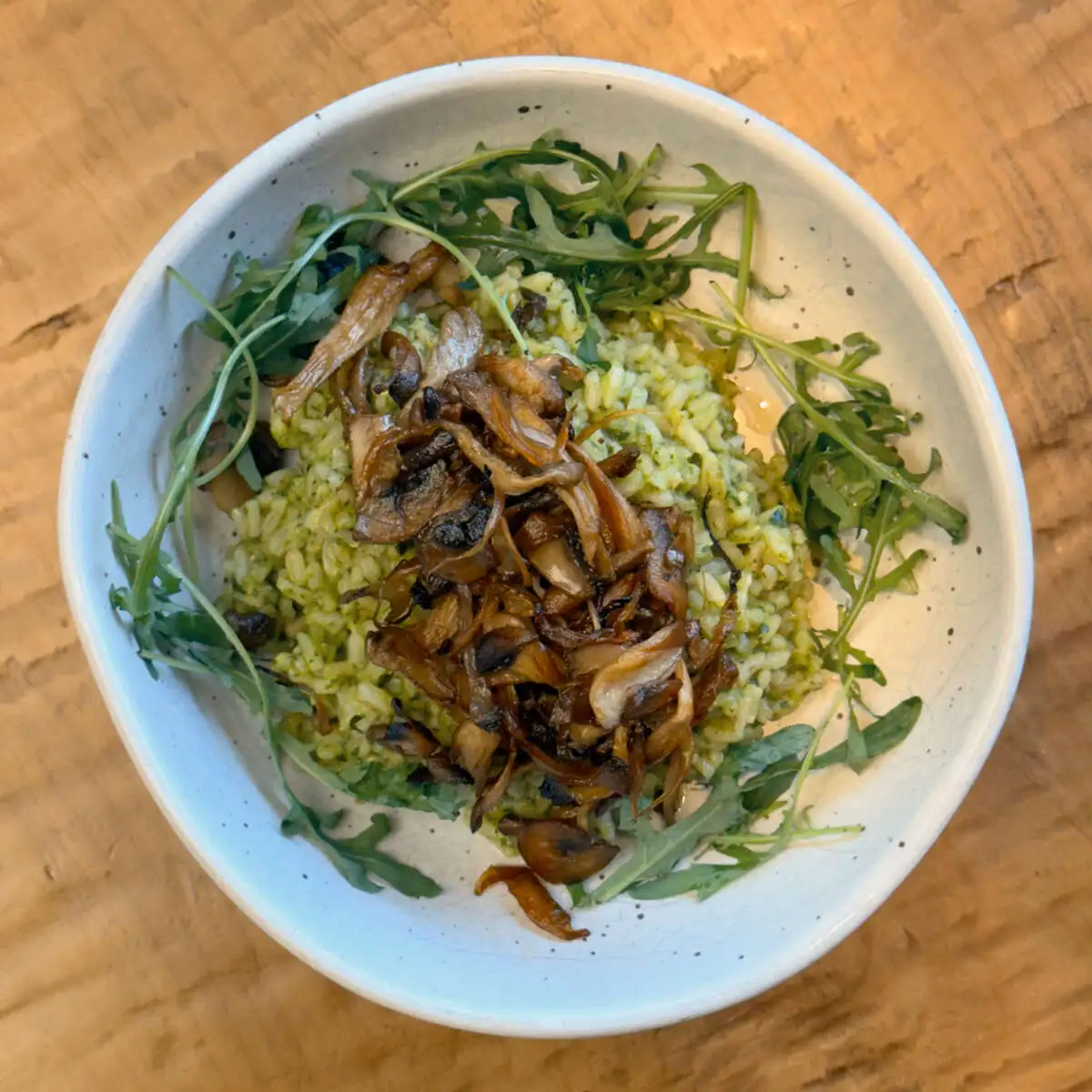 Зелёный ризотто из бурого риса с грибами