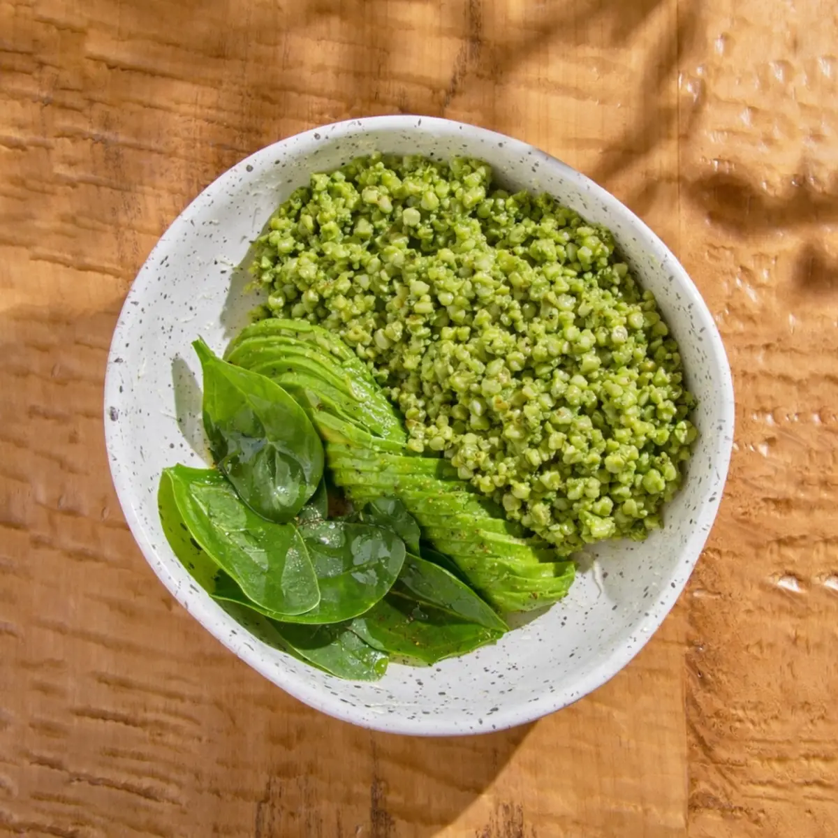 Зеленая греча с песто и авокадо