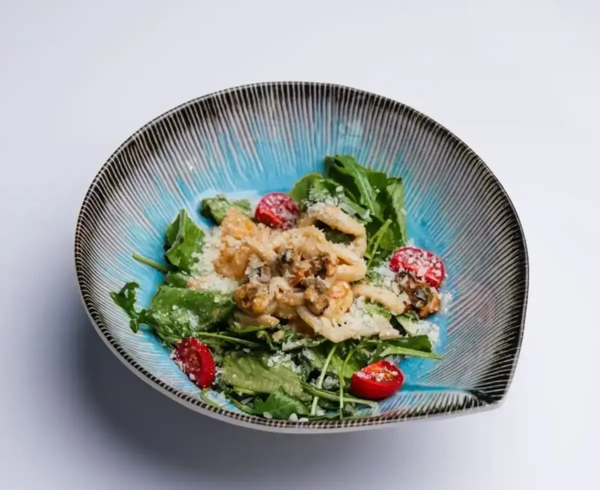 Теплый салат с морепродуктами