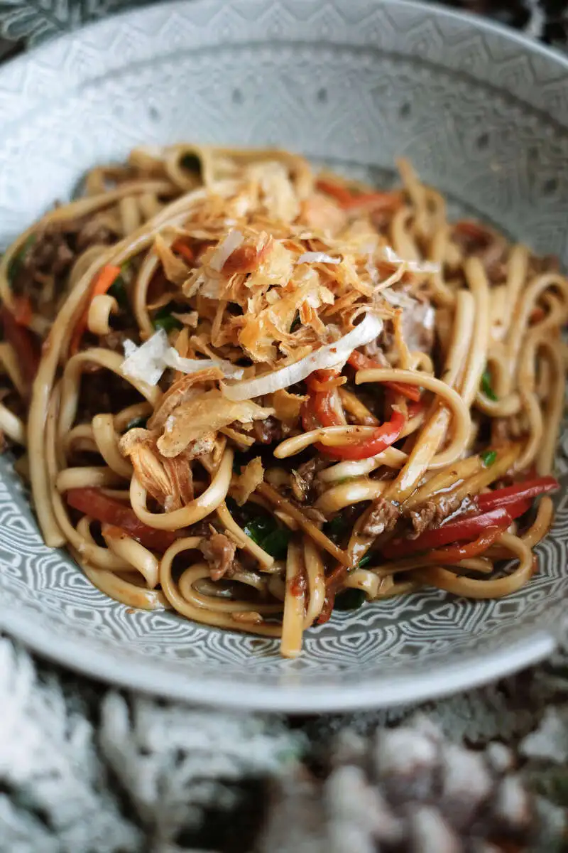 Удон с говядиной по-сингапурски