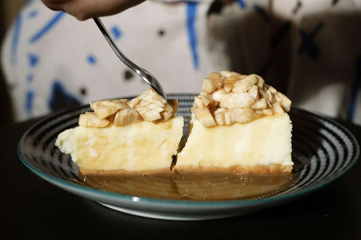 Чизкейк с бананом и карамелью