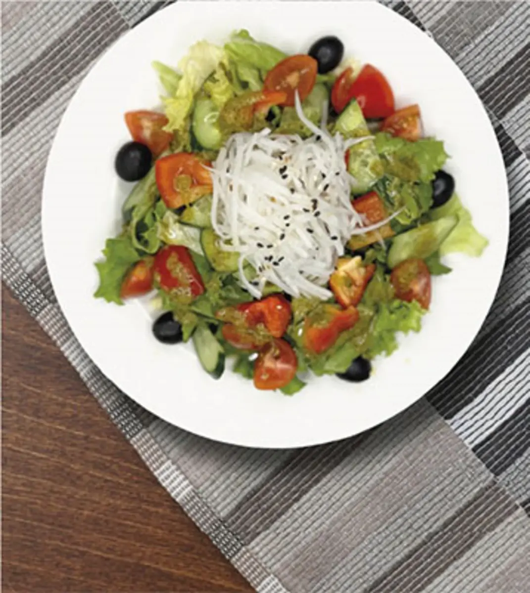 Д - Салат овощной с соусом песто