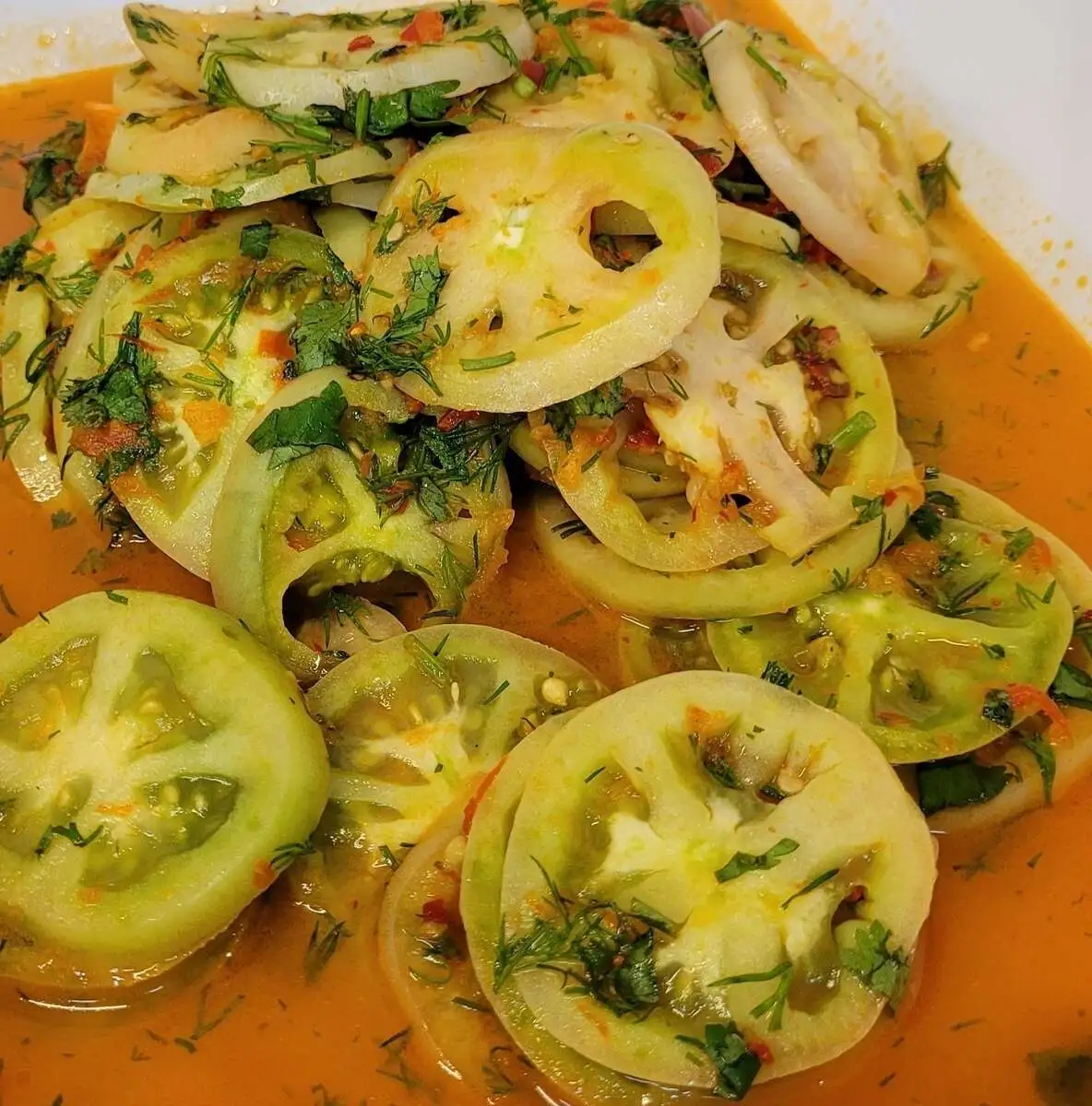 Салат из зелен. помидор с зеленью.