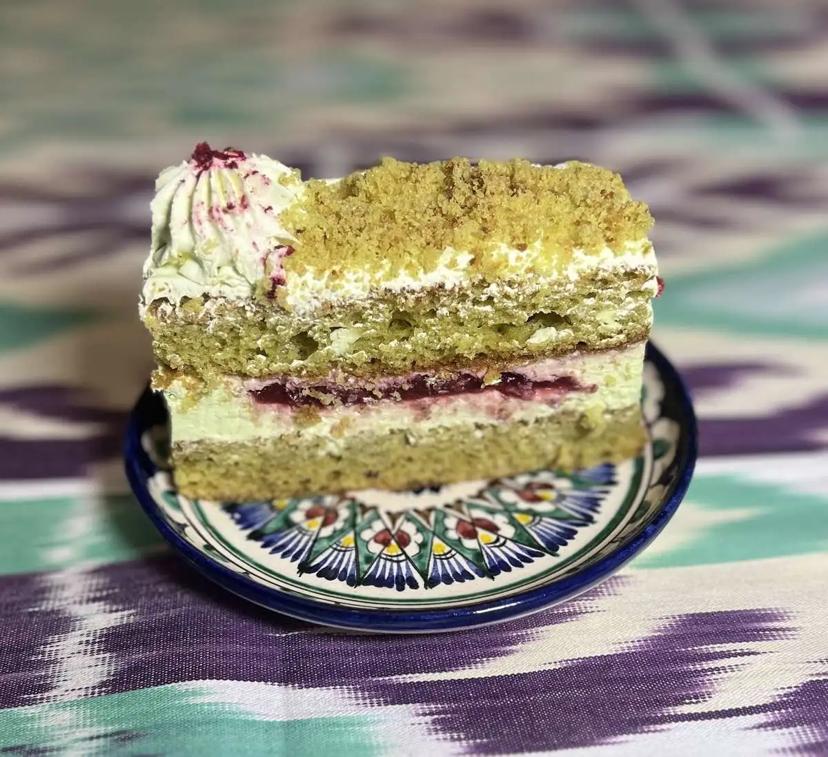 Пирожное "Фисташковое с малиной"