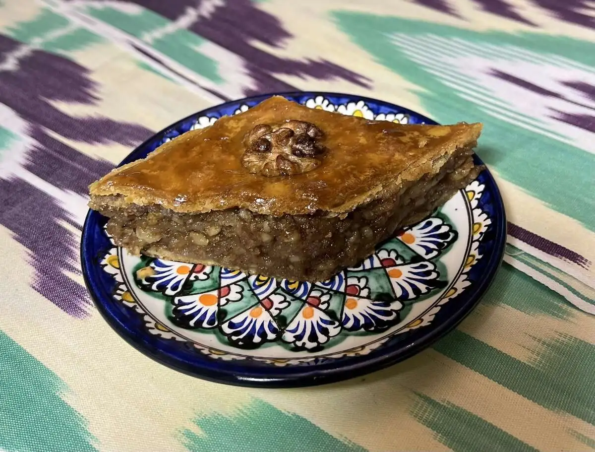 Пахлава с грецким орехом и медом