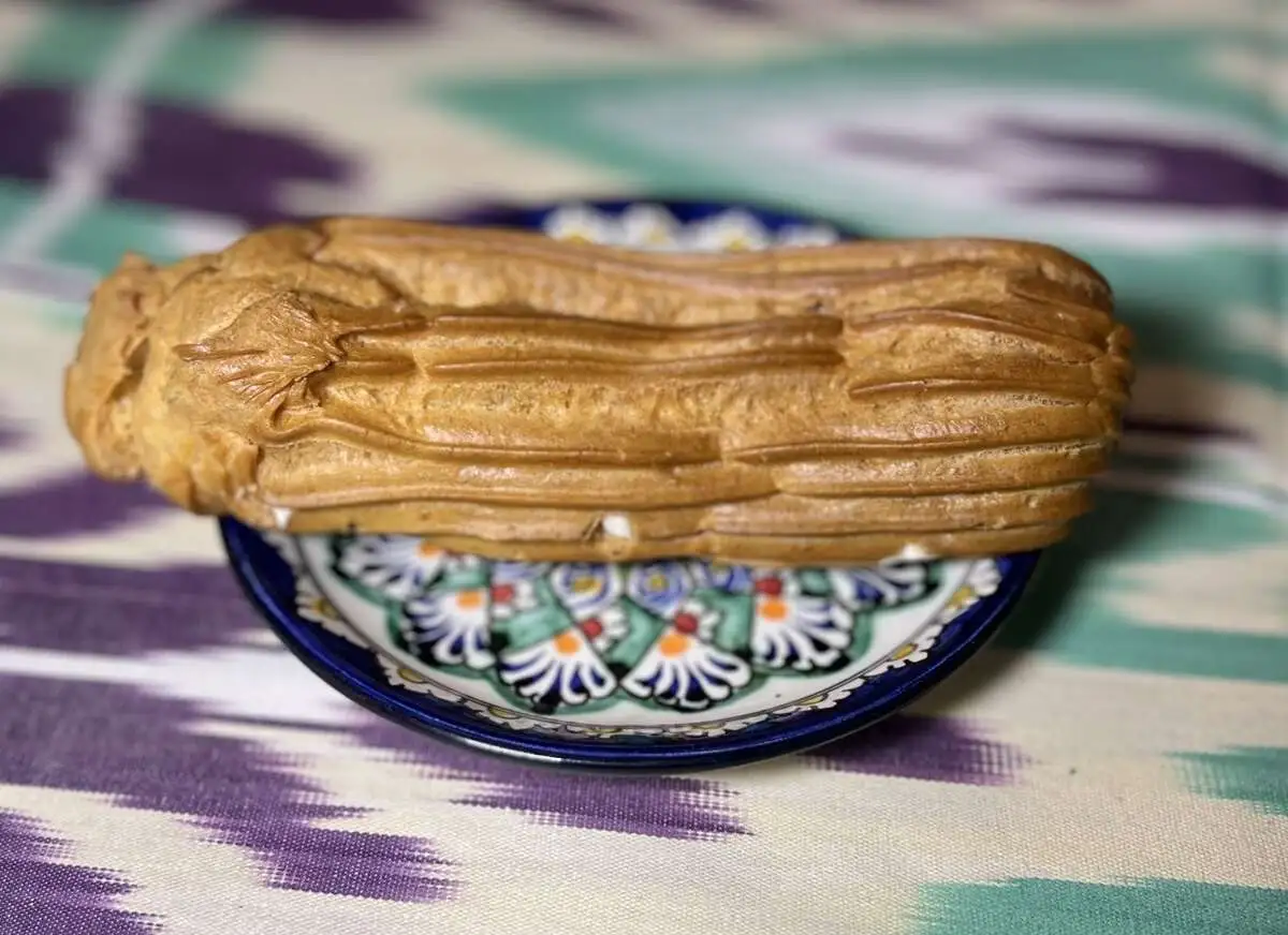 Эклер с заварным кремом