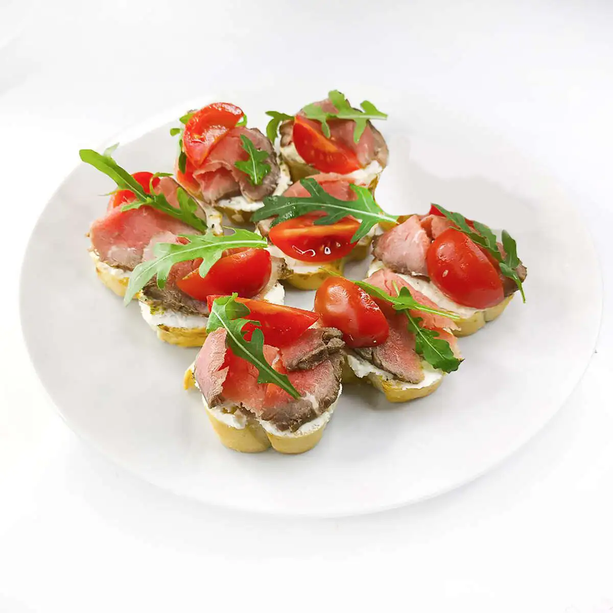 Кростини с говяжьим ростбифом и соусом с анчоусами и каперсами