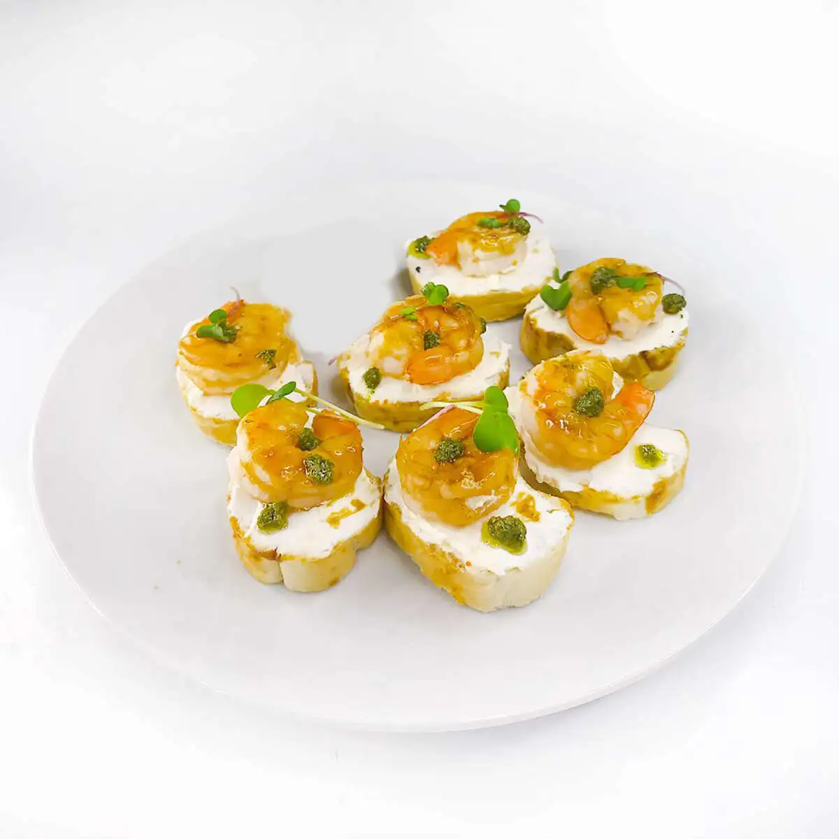 Кростини с тигровой креветкой, творожным сыром и соусом "Песто" 