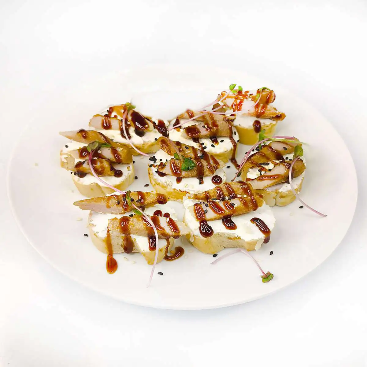 Кростини с тунцом и творожным сыром