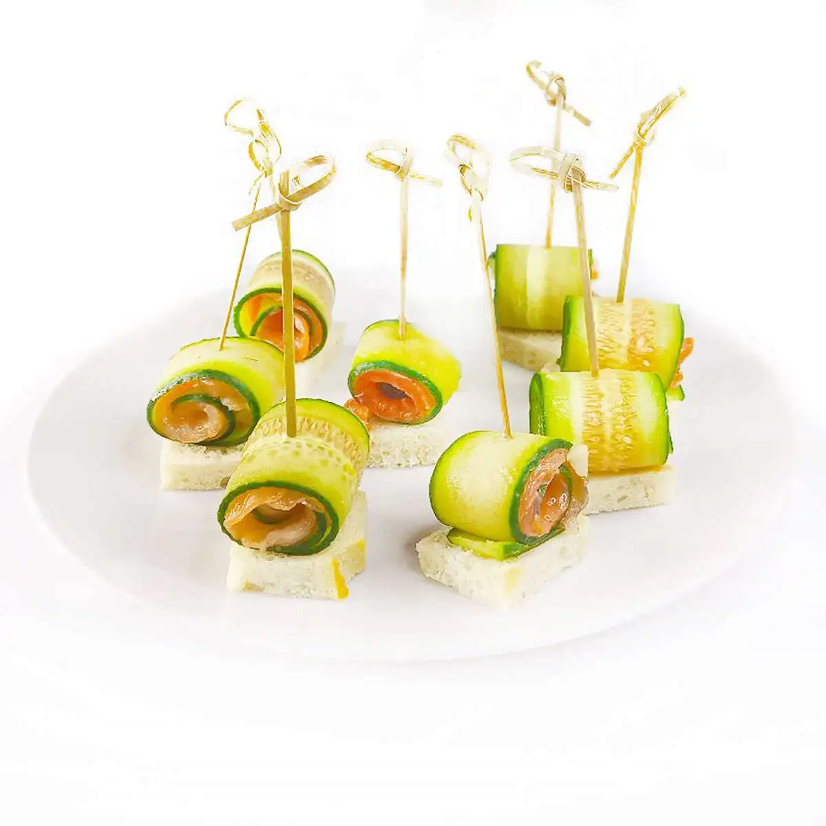 Канапе с семгой, творожным сыром и свежими огурцами 8шт.